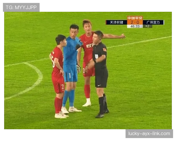 背后犯规为何常被直接红牌?规则如何界定危险动作 背后犯规为何常被直接红牌?规则如何界定危险动作
